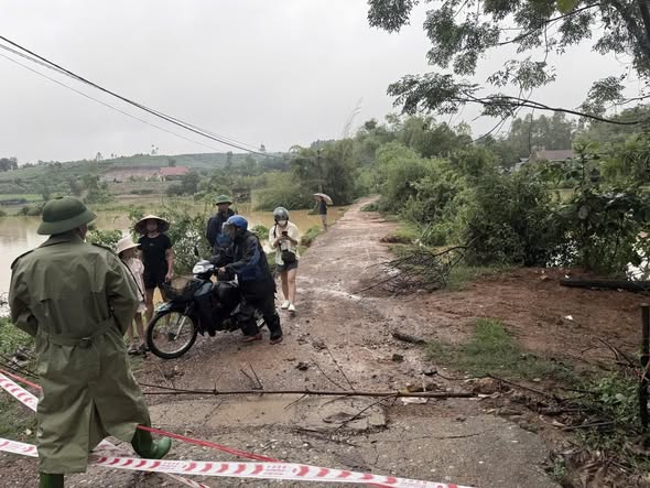Lãnh đạo xã Đồng Lương kiểm tra, chỉ đạo công tác khắc phục hậu quả mưa bão số 10.